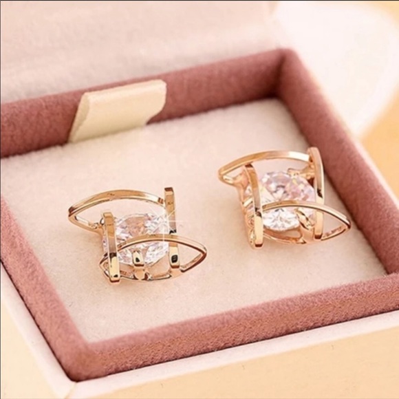 NEW LUXURY 3D Gold Caged Diamond Stud Earrings - Picture 4 of 5